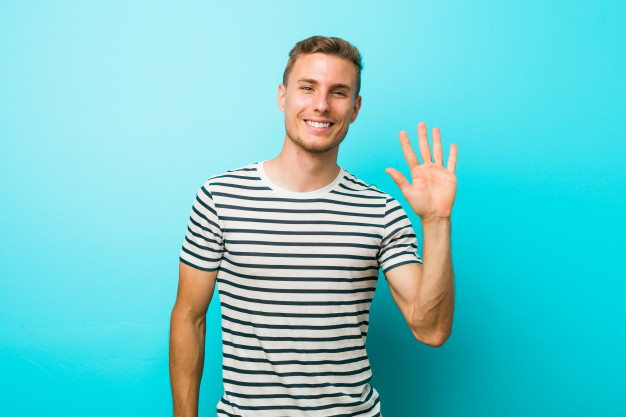 Sistema de consulta. Homem jovem mostrando os cinco dedos e sorrindo.